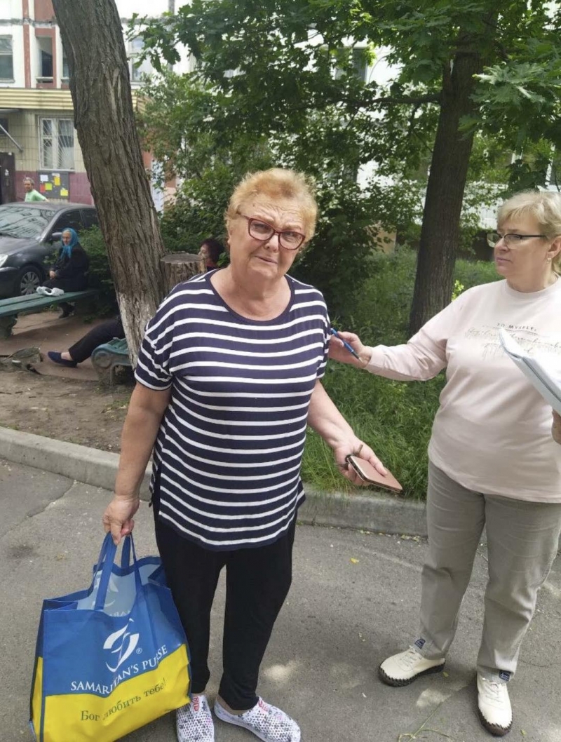 7.06.2025 Член правління (громадський дипломат) ГО &laquo; Міжнародна Дипломатична місія &laquo;ОБСЕ&raquo; Самсон Загоруйко з волонтерами передають малозабезпеченій людині похилого віку продукти харчування.