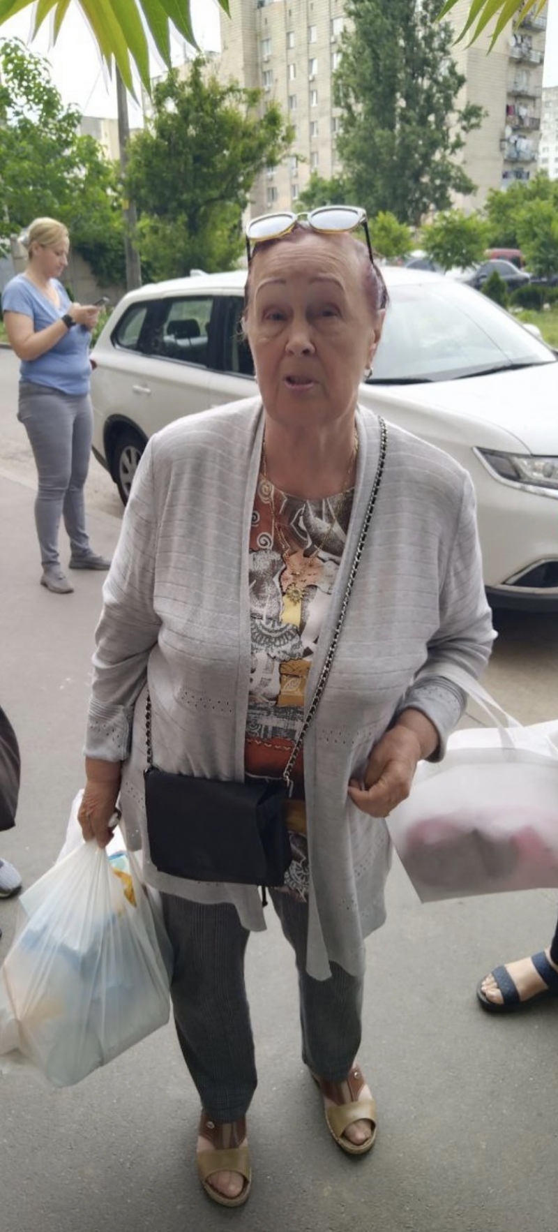 3.06.2024 Продовжуємо робити добрі справи, члени правління (громадські дипломати) ГО &laquo;Міжнародна дипломатична місія &laquo;ОБСЕ&raquo; Самсон Загоруйко, Георгій Полуектов, Володимир Драгунов роздають продукти харчування малозабезпеченим Киянам похилого віку.