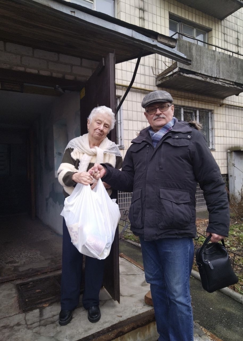 21.12.2024 Продовжуємо робити добрі справи!  Заступник голови правління (громадський дипломат) ГО &laquo; Міжнародна Дипломатична місія &laquo;ОБСЕ&raquo; Володимир Загоруйко передав хворій людині похилого віку продукти харчування.