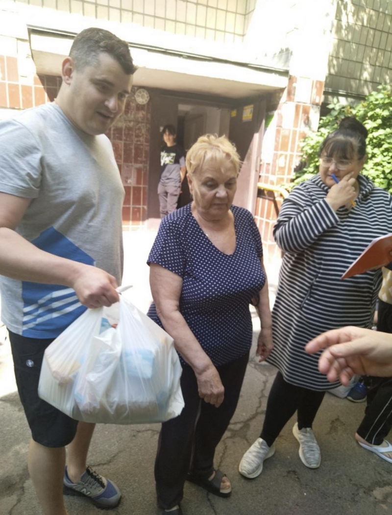 31.05.2024 Продовжуємо робити добрі справи, член правління (громадські дипломати) ГО &laquo;Міжнародна дипломатична місія &laquo;ОБСЕ&raquo; Самсон Загоруйко роздає Киянам продукти харчування.