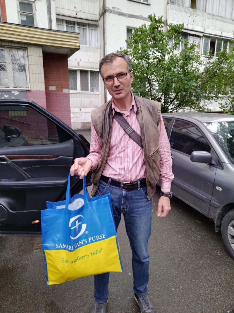 6.06.2025 Знову член правління (громадський дипломат) ГО &laquo; Міжнародна Дипломатична місія &laquo;ОБСЕ&raquo; Самсон Загоруйко з волонтерами передають малозабезпеченій людині похилого віку продукти харчування.