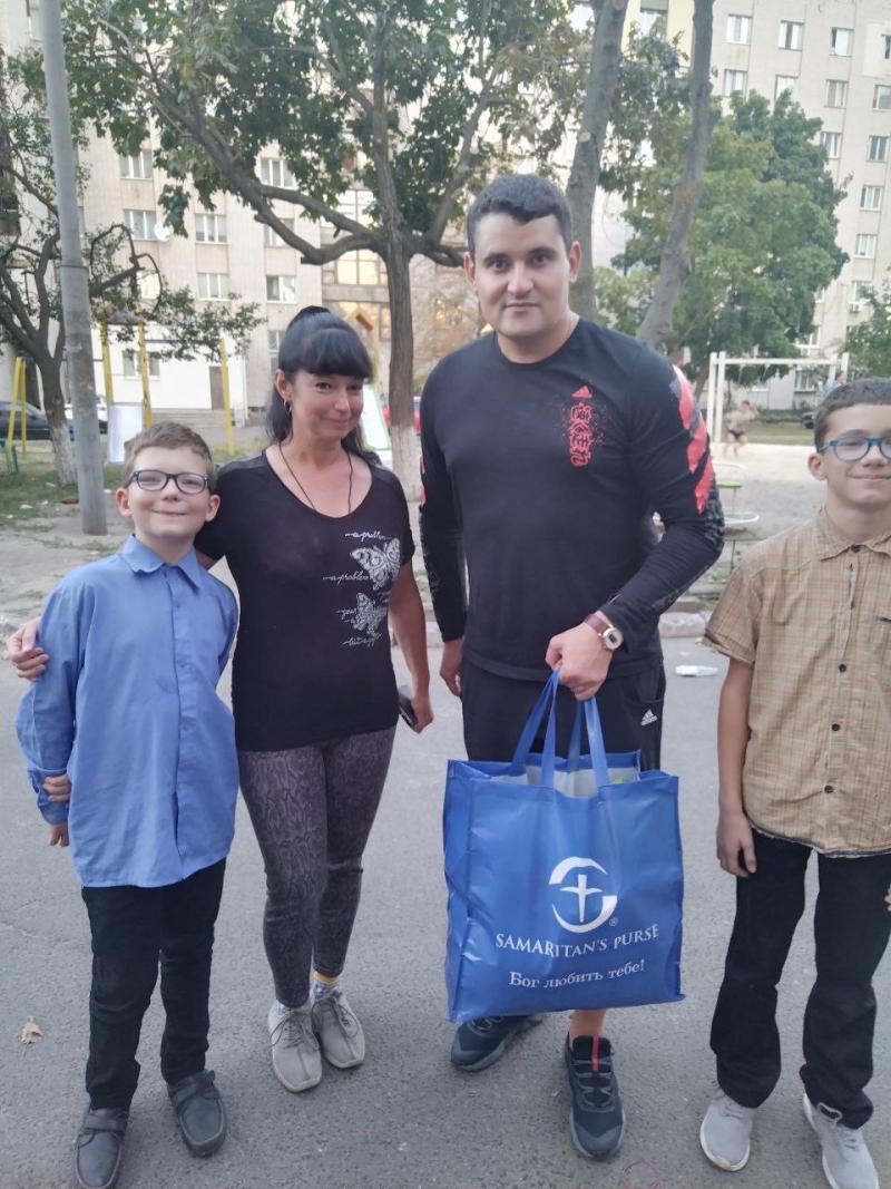 23.04.2024 Продовжуємо робити добрі справи!  Член правління (громадський дипломат) ГО &laquo; Міжнародна Дипломатична місія &laquo;ОБСЕ&raquo; Самсон Загоруйко передав продукти харчування людині переселенцям.
