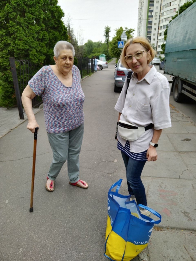 21.06.2025 Член правління (громадський дипломат) ГО &laquo; Міжнародна Дипломатична місія &laquo;ОБСЕ&raquo; Самсон Загоруйко з волонтерами передають малозабезпеченій хворій людині продукти харчування.