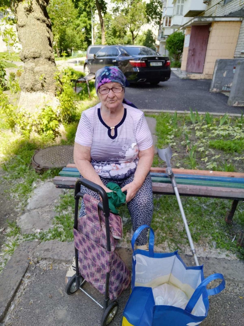 4.06.2025 Член правління (громадський дипломат) ГО &laquo; Міжнародна Дипломатична місія &laquo;ОБСЕ&raquo; Самсон Загоруйко з волонтерами передають малозабезпеченій людині похилого віку продукти харчування.