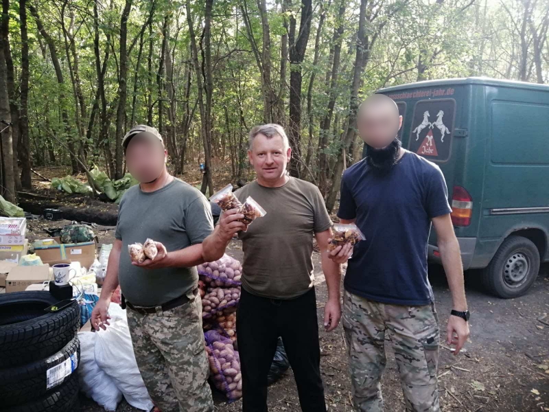 29.09.2024 Продовжуємо робити добрі справи. Знову в дорозі! Громадський дипломат ГО &laquo;Міжнародної Дипломатичної Місії &laquo;ОБСЕ&raquo; Приходько Григорій Дмитрович з волонтерами привіз маскувальні сітки та іншу допомогу нашим захисникам.