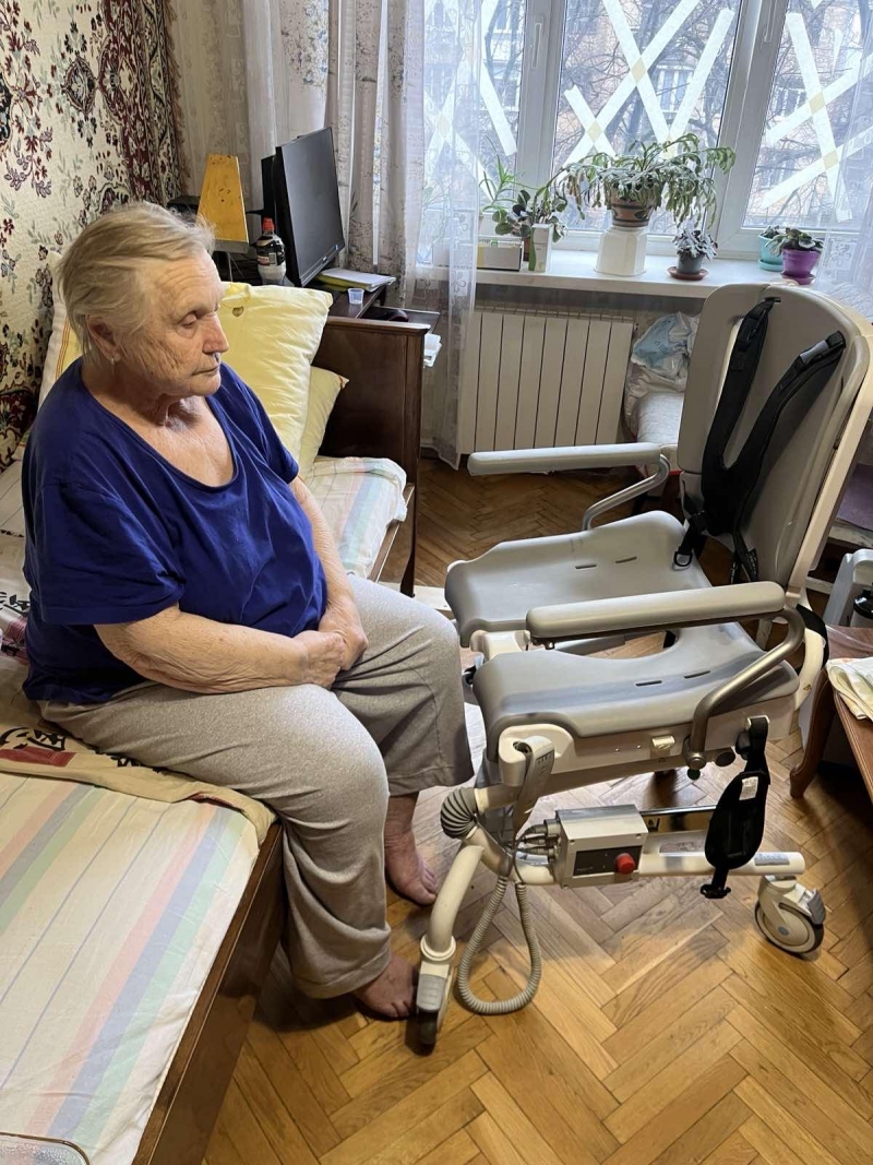 5.04.2025 Продовжуємо робити добрі справи!  Член правління (громадський дипломат) ГО &laquo; Міжнародна Дипломатична місія &laquo;ОБСЕ&raquo; Самсон Загоруйко передав хворій людині похилого віку інвалідну коляску - візок з туалетом.