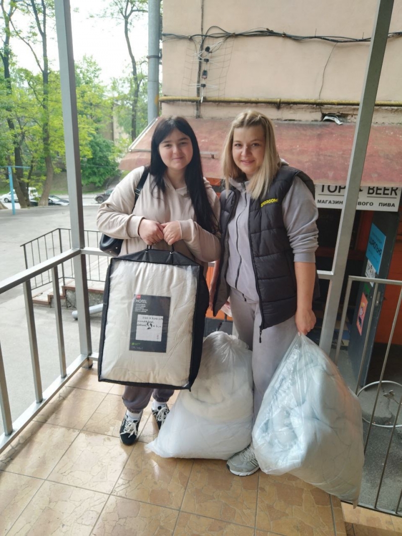 13.05.2025 Продовжуємо робити добрі справи!  Член правління (громадський дипломат) ГО &laquo; Міжнародна Дипломатична місія &laquo;ОБСЕ&raquo; Самсон Загоруйко передав малозабезпеченим одяг та ковдри.