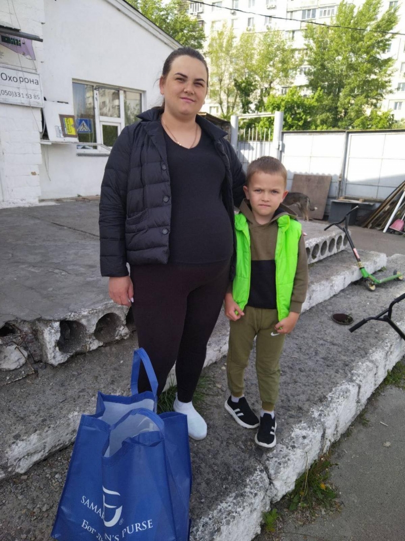 30.04.2025 Продовжуємо робити добрі справи!  Заступник голови правління (громадський дипломат) ГО &laquo; Міжнародна Дипломатична місія &laquo;ОБСЕ&raquo; Володимир Загоруйко передав продукти харчування малозабезпеченим молодий сімʼї.