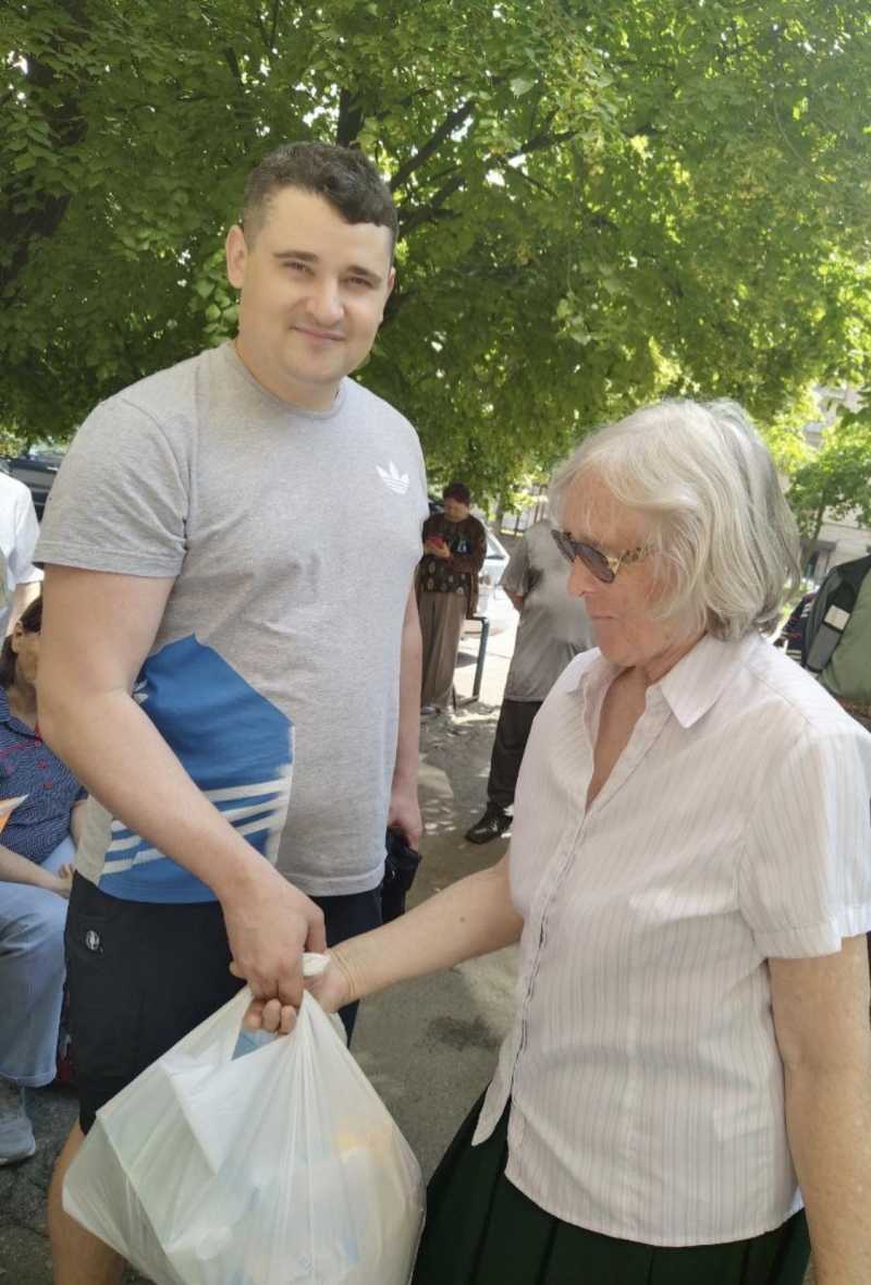 3.06.2024 Продовжуємо робити добрі справи, член правління (громадські дипломати) ГО &laquo;Міжнародна дипломатична місія &laquo;ОБСЕ&raquo; Самсон Загоруйко роздає Киянам продукти харчування.