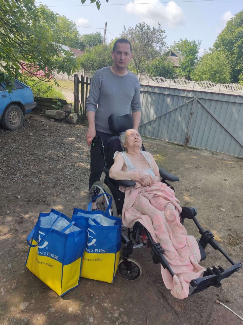 9.06.2025 Член правління (громадський дипломат) ГО &laquo; Міжнародна Дипломатична місія &laquo;ОБСЕ&raquo; Самсон Загоруйко з волонтерами передають малозабезпеченій хворій людині похилого віку інвалідну коляску та продукти харчування.