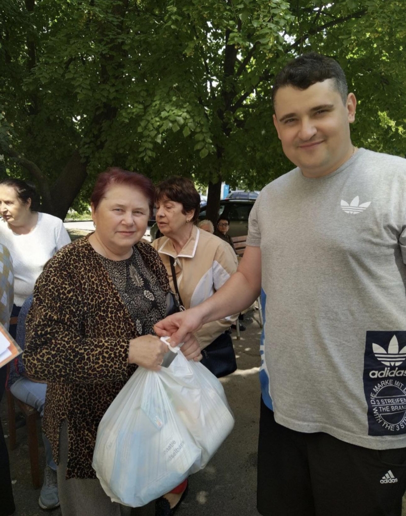 1.06.2024 Продовжуємо робити добрі справи, член правління (громадські дипломати) ГО &laquo;Міжнародна дипломатична місія &laquo;ОБСЕ&raquo; Самсон Загоруйко роздає Киянам продукти харчування.