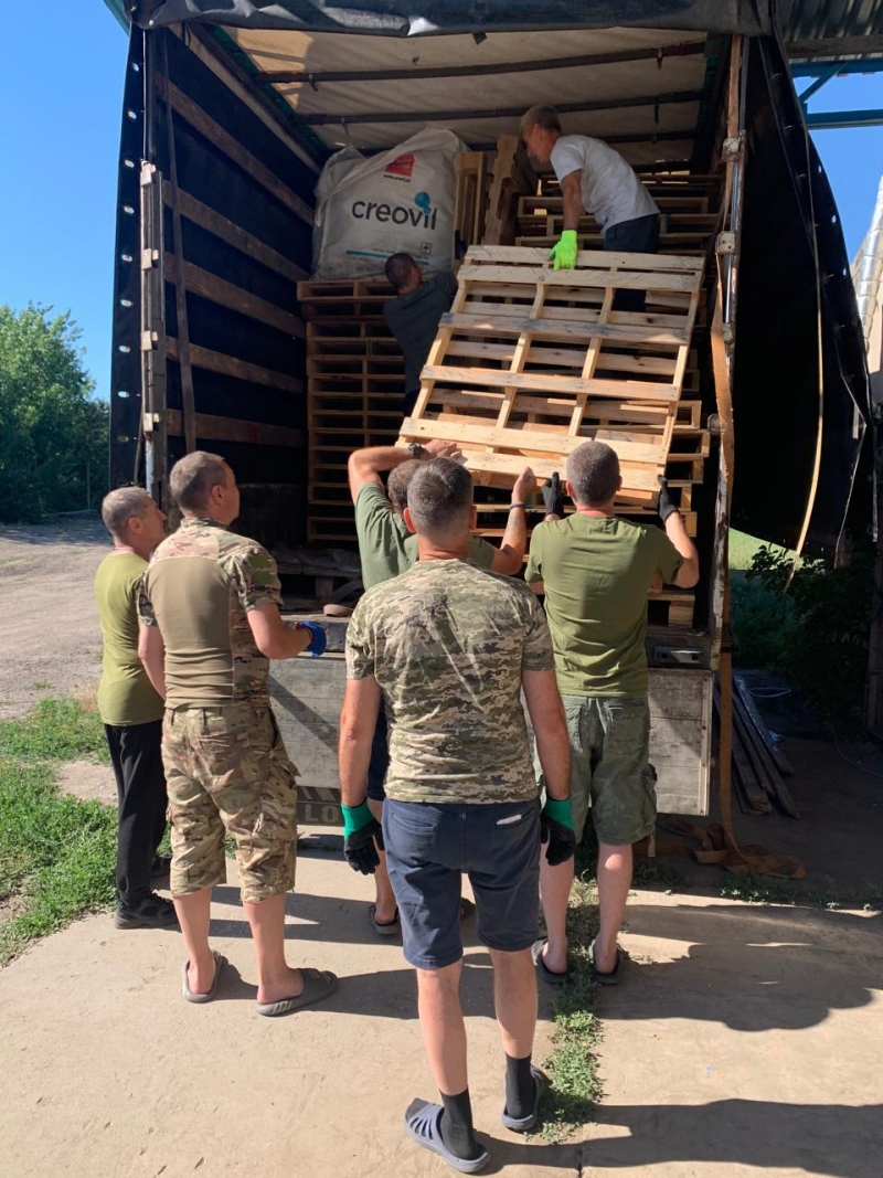 10.07.2024 Продовжуємо робити добрі справи, громадські дипломати ГО &laquo;Міжнародна дипломатична місія &laquo;ОБСЕ&raquo; Роман Перепльотний, Андрій Жук передали нашим захисникам фуру піддонів.