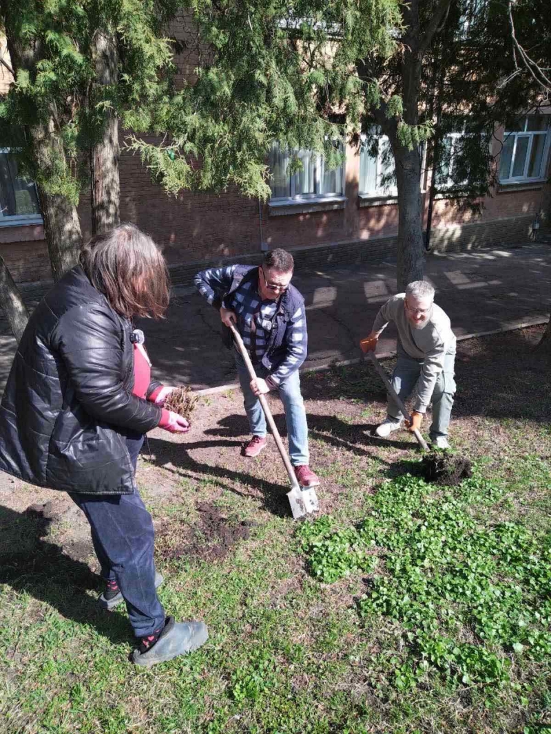 30.03.2025 Продовжуємо робити добрі справи!  Заступник голови правління (громадський дипломат) ГО &laquo; Міжнародна Дипломатична місія &laquo;ОБСЕ&raquo; Володимир Загоруйко з волонтерами висаджують саджанці в дитячому садочку.
