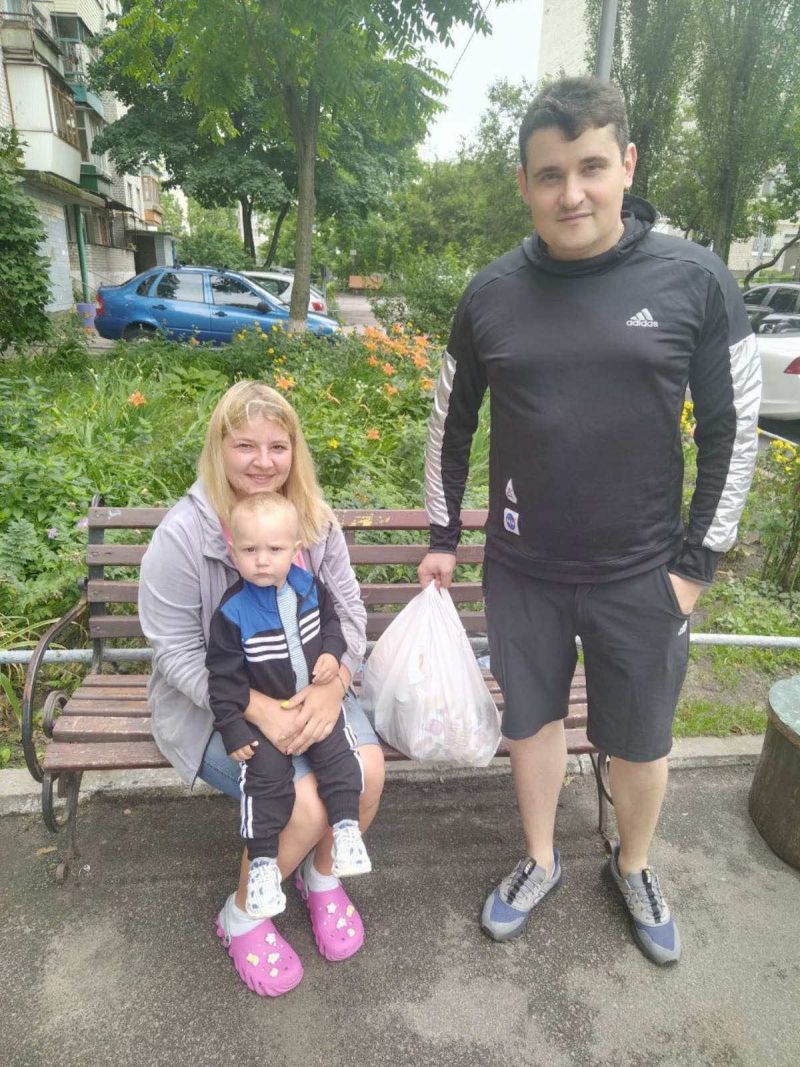 17.06.2024 Продовжуємо робити добрі справи, член правління (громадські дипломати) ГО &laquo;Міжнародна дипломатична місія &laquo;ОБСЕ&raquo; Самсон Загоруйко роздає дитяче харчування молодим малозабезпеченим сім&rsquo;ям які мешкають в Голосіївськом районі.