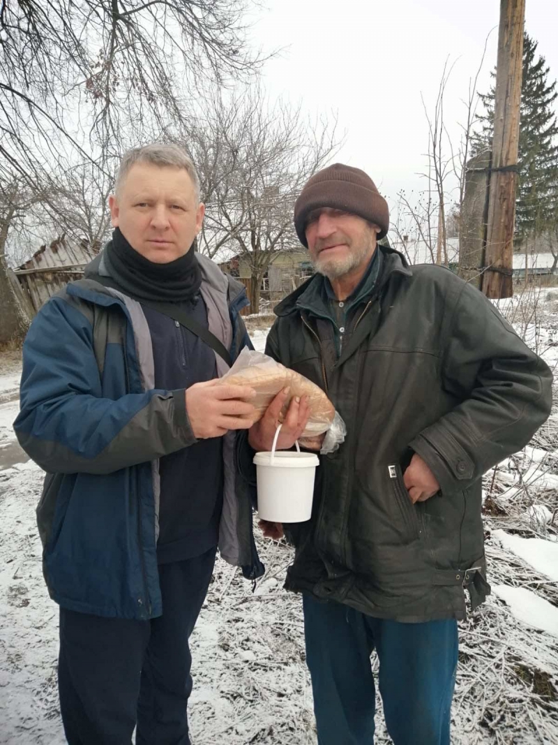 29.12.2024 Продовжуємо робити добрі справи. Знову в дорозі! Громадський дипломат ГО &laquo;Міжнародної Дипломатичної Місії &laquo;ОБСЕ&raquo; Приходько Григорій Дмитрович з волонтерами привіз та роздає продукти харчування мирним мешканцям в містечку біля фронту.