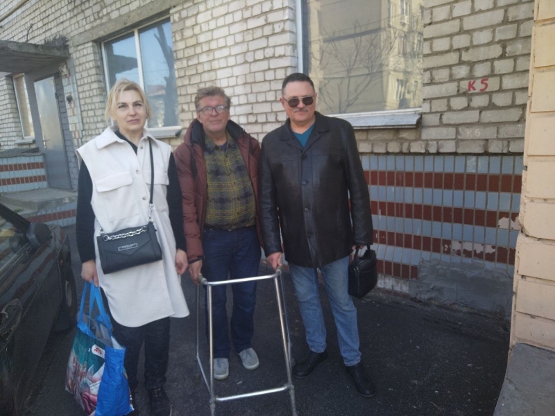 15.04.2025 Продовжуємо робити добрі справи!  Заступник голови правління (громадський дипломат) ГО &laquo; Міжнародна Дипломатична місія &laquo;ОБСЕ&raquo; Володимир Загоруйко передав ходунки для хворої людини похилого віку.