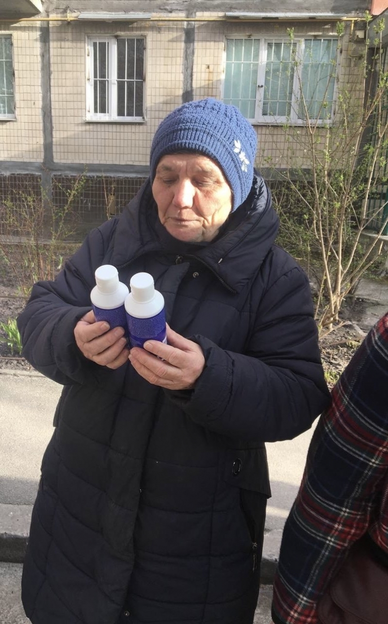 14.04.2024 Продовжуємо робити добрі справи!  Заступник голови правління (громадський дипломат) ГО &laquo; Міжнародна Дипломатична місія &laquo;ОБСЕ&raquo; Володимир Загоруйко роздає гігієнічний гель для миття рук малозабезпеченим.