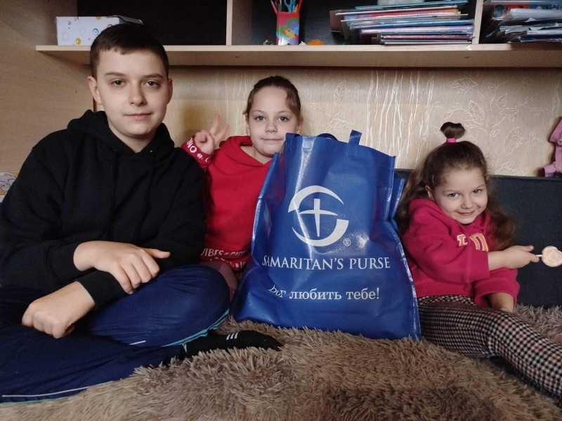 16.12.2024 Продовжуємо робити добрі справи!  Заступник голови правління (громадський дипломат) ГО &laquo; Міжнародна Дипломатична місія &laquo;ОБСЕ&raquo; Володимир Загоруйко передав багатодітній родині продукти харчування.
