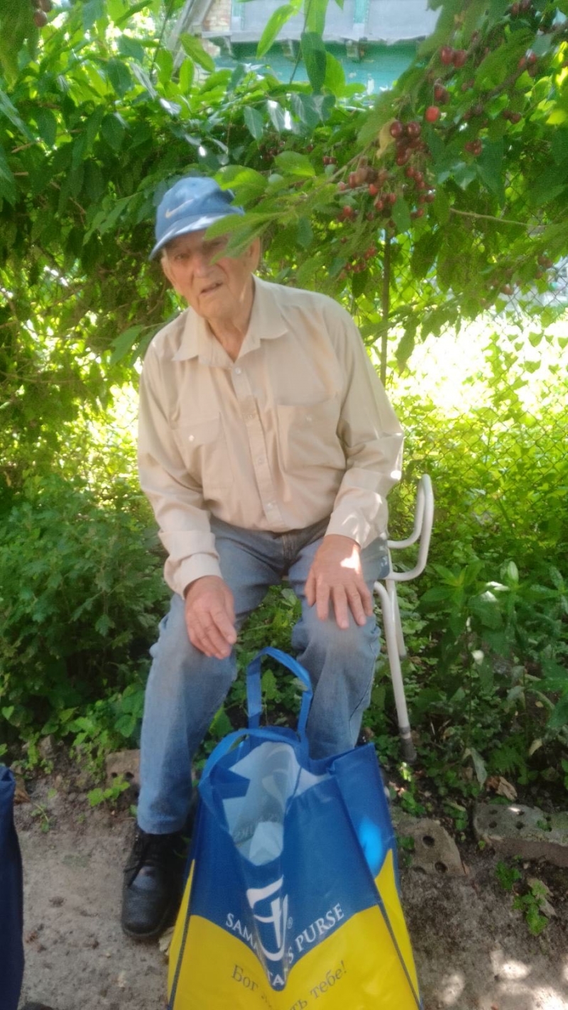 19.06.2025 Член правління (громадський дипломат) ГО &laquo; Міжнародна Дипломатична місія &laquo;ОБСЕ&raquo; Самсон Загоруйко з волонтерами передають малозабезпеченій хворій людині похилого віку продукти харчування.