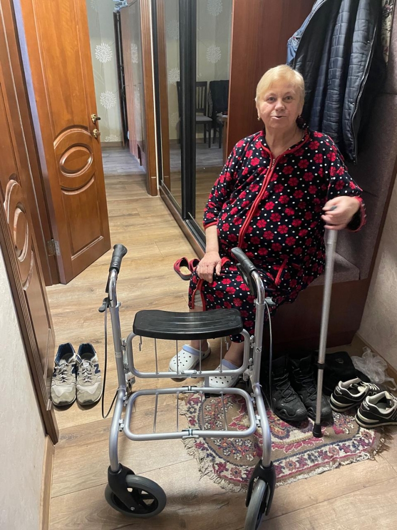31.05.2024 Продовжуємо робити добрі справи, громадські дипломати ГО &laquo;Міжнародна дипломатична місія &laquo;ОБСЕ&raquo; Сергій Дацюк, Андрій Жук передали ходунки людині похилого віку на Теремках 1.