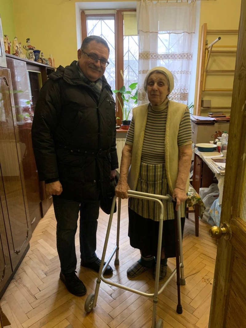 30.11.2024 Продовжуємо робити добрі справи!  Заступник голови правління (громадський дипломат) ГО &laquo; Міжнародна Дипломатична місія &laquo;ОБСЕ&raquo; Володимир Загоруйко передав хворій людині похилого віку ходунки.