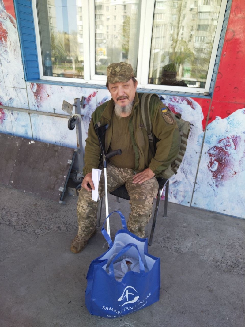 18.04.2025 Продовжуємо робити добрі справи!  Заступник голови правління (громадський дипломат) ГО &laquo; Міжнародна Дипломатична місія &laquo;ОБСЕ&raquo; Володимир Загоруйко передав продукти харчування військовому інваліду.