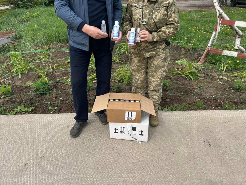 8.05.2025 Продовжуємо робити добрі справи!  Заступник голови правління (громадський дипломат) ГО &laquo; Міжнародна Дипломатична місія &laquo;ОБСЕ&raquo; Володимир Загоруйко передав гігієнічний гель для миття рук та санітайзери нашим захисникам.