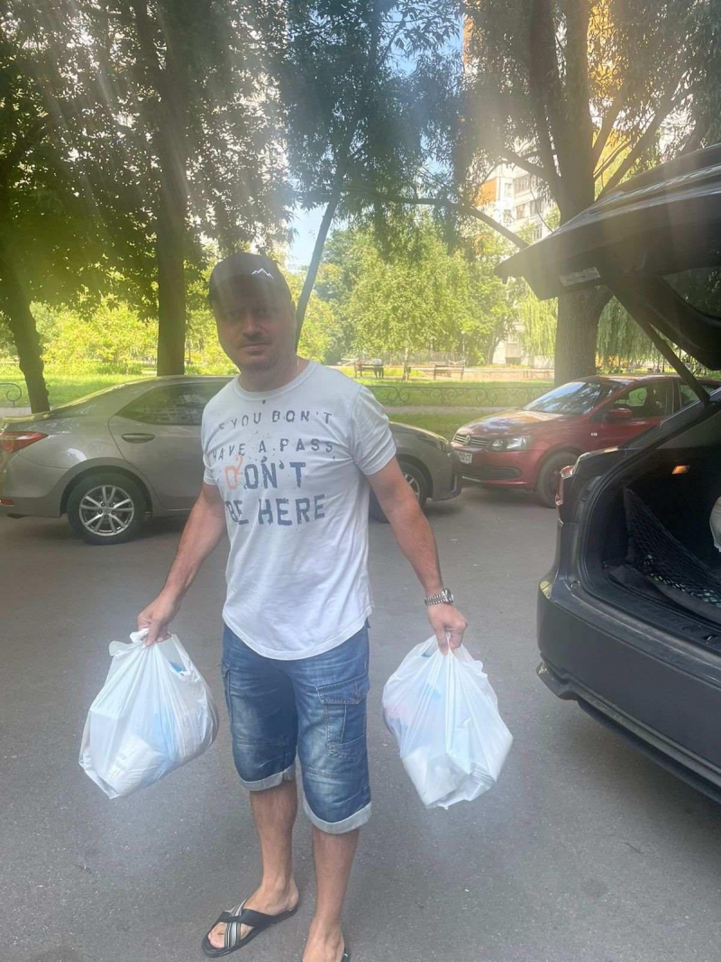 7.07.2024 Слава Богу! За сприянням народного депутата Івана Юнакова продовжуємо робити добрі справи, заступник голови правління (громадський дипломат) ГО &laquo; Міжнародна Дипломатична місія &laquo;ОБСЕ&raquo; Володимир Загоруйко, роздавали продукти харчування.