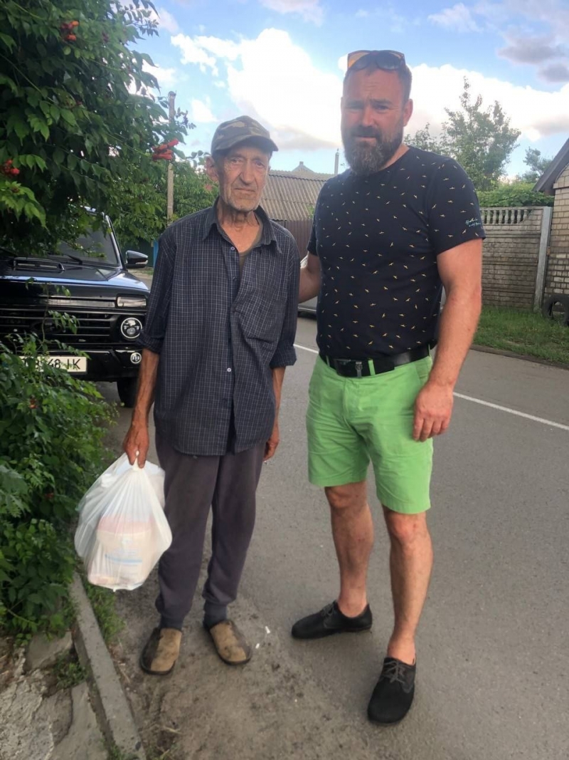 16.06.2024 Продовжуємо робити добрі справи, громадський дипломат ГО &laquo;Міжнародна дипломатична місія &laquo;ОБСЕ&raquo; Сергій Дацюк та волонтер Олександр Пілкін роздають продукти харчування людям похилого віку.