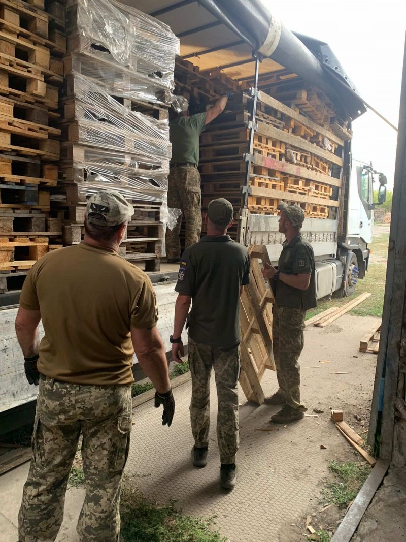 16.09.2024 Продовжуємо робити добрі справи, громадський дипломат ГО &laquo;Міжнародна дипломатична місія &laquo;ОБСЕ&raquo; Андрій Жук передали нашим захисникам фуру піддонів.