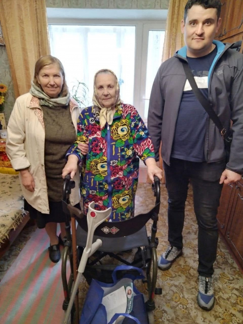 16.04.2025 Продовжуємо робити добрі справи!  Член правління (громадський дипломат) ГО &laquo; Міжнародна Дипломатична місія &laquo;ОБСЕ&raquo; Самсон Загоруйко передав хворої людини похилого віку ролатор та продукти харчування.