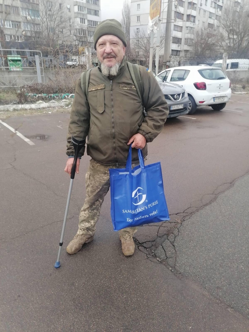 11.02.2025 Продовжуємо робити добрі справи!  Заступник голови правління (громадський дипломат) ГО &laquo; Міжнародна Дипломатична місія &laquo;ОБСЕ&raquo; Володимир Загоруйко передав пораненому військовому продукти харчування.