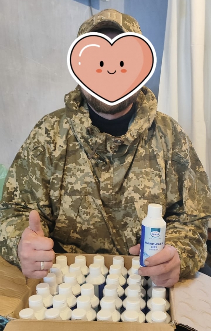 9.04.2025 Продовжуємо робити добрі справи!  Заступник голови правління (громадський дипломат) ГО &laquo; Міжнародна Дипломатична місія &laquo;ОБСЕ&raquo; Володимир Загоруйко передав гігієнічний гель для миття рук нашим захисникам.
