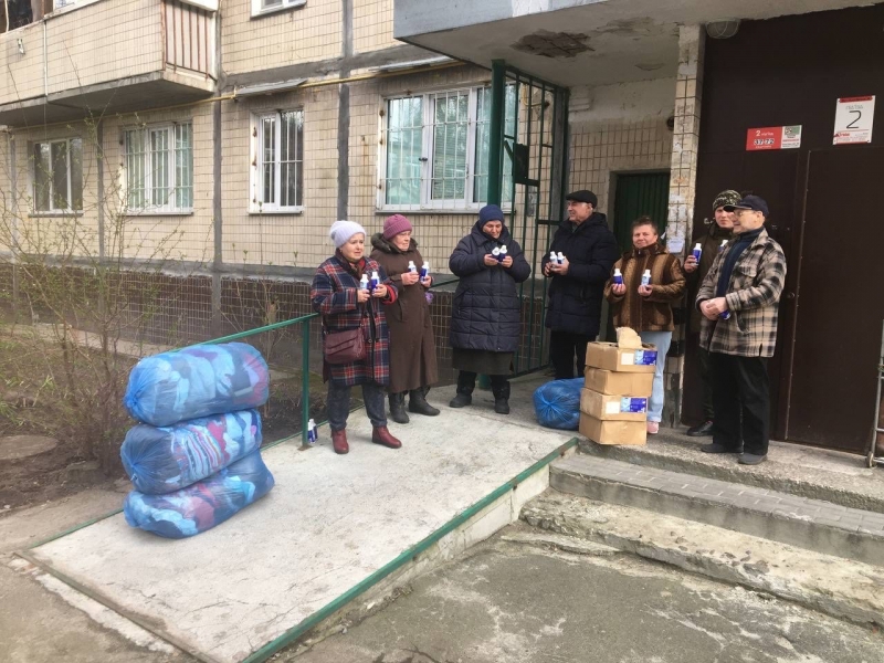 11.04.2025 Продовжуємо робити добрі справи!  Заступник голови правління (громадський дипломат) ГО &laquo; Міжнародна Дипломатична місія &laquo;ОБСЕ&raquo; Володимир Загоруйко роздає гігієнічний гель для миття рук та одяг малозабезпеченим.