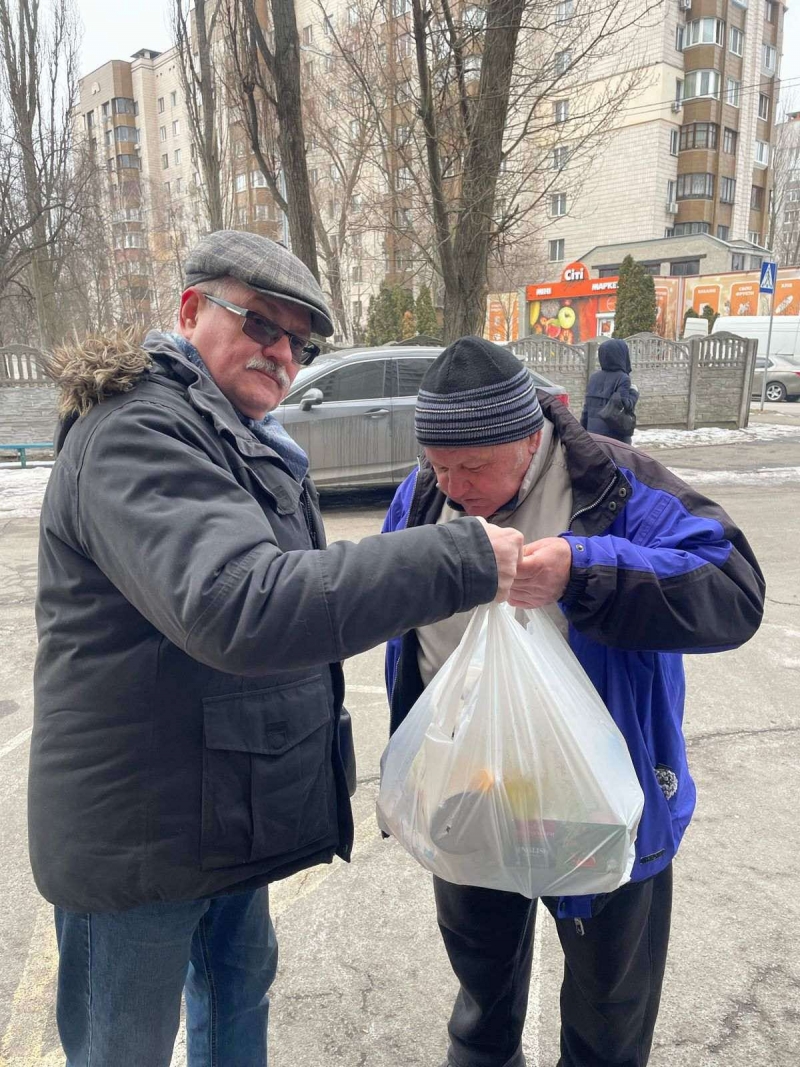 28.02.2025 Продовжуємо робити добрі справи!  Заступник голови правління (громадський дипломат) ГО &laquo; Міжнародна Дипломатична місія &laquo;ОБСЕ&raquo; Володимир Загоруйко передав продукти харчування малозабезпеченим.