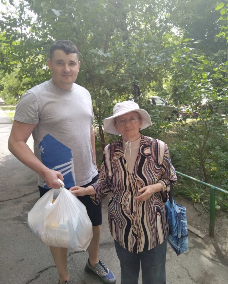 2.06.2024 Продовжуємо робити добрі справи, член правління (громадські дипломати) ГО &laquo;Міжнародна дипломатична місія &laquo;ОБСЕ&raquo; Самсон Загоруйко роздає Киянам продукти харчування.