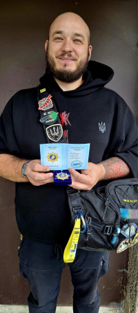24.09.2026 заступник голови правління ГО &laquo;Міжнародної Дипломатичної Місії &laquo;ОБСЕ&raquo; Олена Михайленко нагородила Савчук Сергія Юровича волонтера  ордена &laquo; Миру&raquo; першого ступеню.