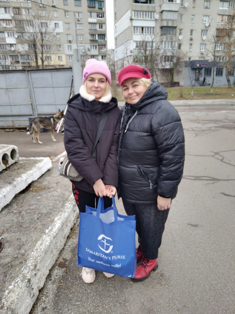 27.12.2024 Продовжуємо робити добрі справи!  Заступник голови правління (громадський дипломат) ГО &laquo; Міжнародна Дипломатична місія &laquo;ОБСЕ&raquo; Володимир Загоруйко передав переселенцям продукти харчування.