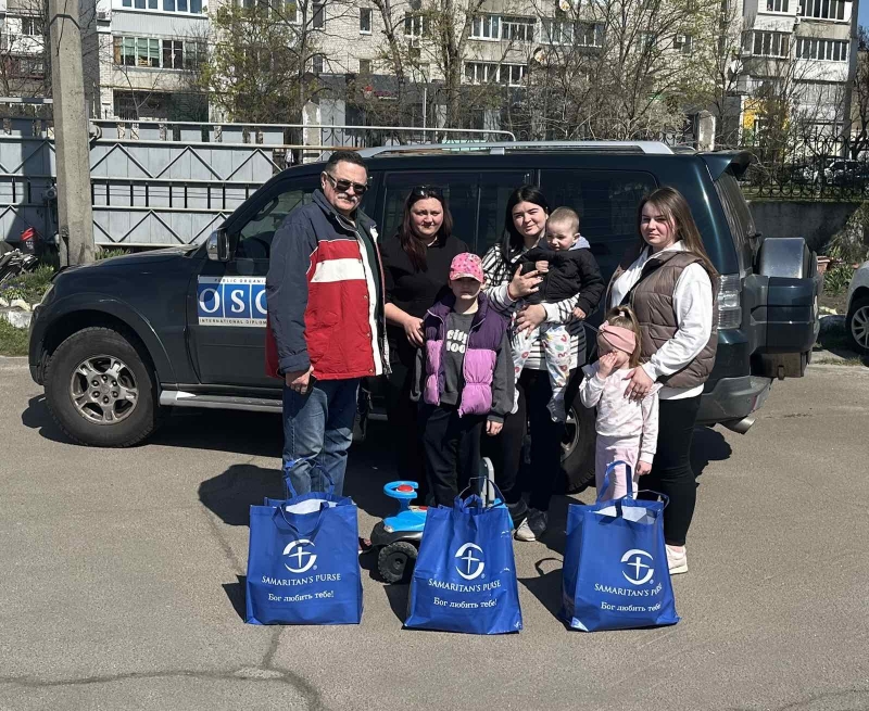 15.04.2025 Продовжуємо робити добрі справи!  Заступник голови правління (громадський дипломат) ГО &laquo; Міжнародна Дипломатична місія &laquo;ОБСЕ&raquo; Володимир Загоруйко передав продукти харчування малозабезпеченим молодим сімʼям.