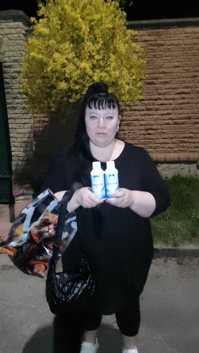 2.05.2025 Продовжуємо робити добрі справи!  Заступник голови правління (громадський дипломат) ГО &laquo; Міжнародна Дипломатична місія &laquo;ОБСЕ&raquo; Володимир Загоруйко роздає гігієнічний гель для миття рук малозабезпеченим.