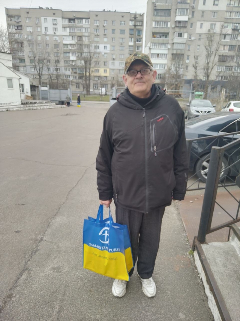 28.03.2025 Продовжуємо робити добрі справи!  Член правління (громадський дипломат) ГО &laquo; Міжнародна Дипломатична місія &laquo;ОБСЕ&raquo; Самсон Загоруйко передав хворій людині похилого віку продукти харчування.