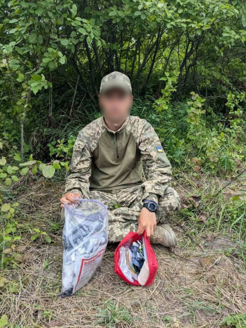 28.07.2024 Громадський дипломат ГО &laquo;Міжнародна дипломатична місія &laquo;ОБСЕ&raquo; Сергій Савчук з волонтерами передав медичні комплекти нашим захисникам!
