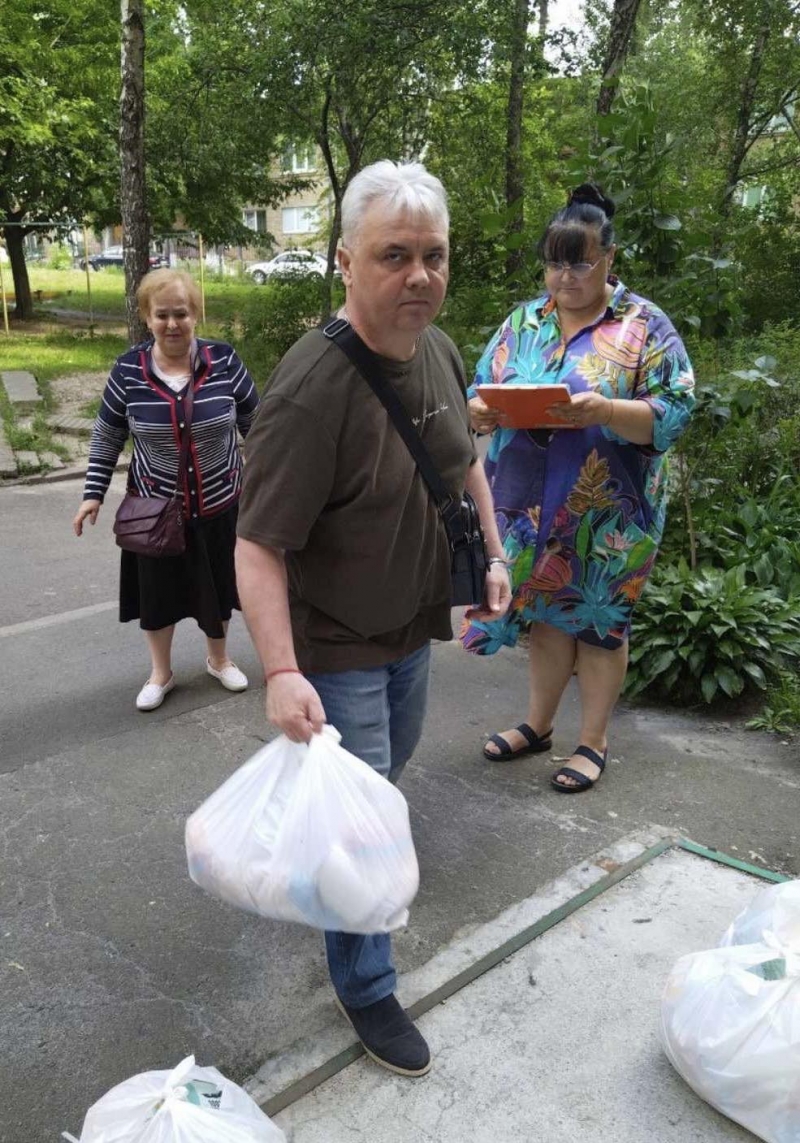 13.06.2024 продовжуємо робити добрі справи,  керівництво ГО &laquo;Міжнародна Дипломатична місія &laquo;ОБСЕ&raquo; з волонтерами передали продукти харчування малозабезпеченим мешканцям міста Києва.