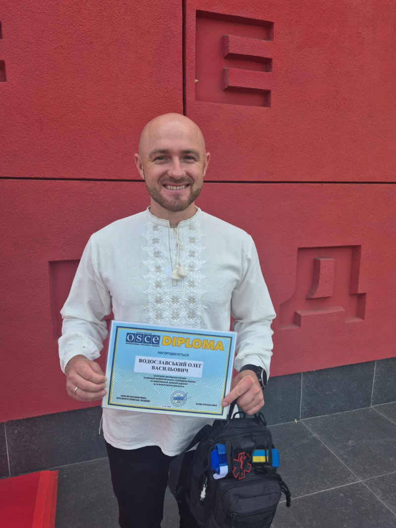31.07.2026 Заступник голови правління ГО &laquo;Міжнародної Дипломатичної Місії &laquo;ОБСЕ&raquo; Олена Михайленко нагородила Водославського Олега Васильовича дипломом.