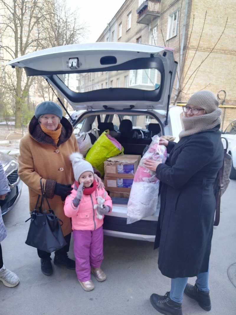 11.04.2025 Продовжуємо робити добрі справи!  Член правління (громадський дипломат) ГО &laquo; Міжнародна Дипломатична місія &laquo;ОБСЕ&raquo; Самсон Загоруйко передав малозабезпеченій родині одяг та гігієнічний гель для миття рук.