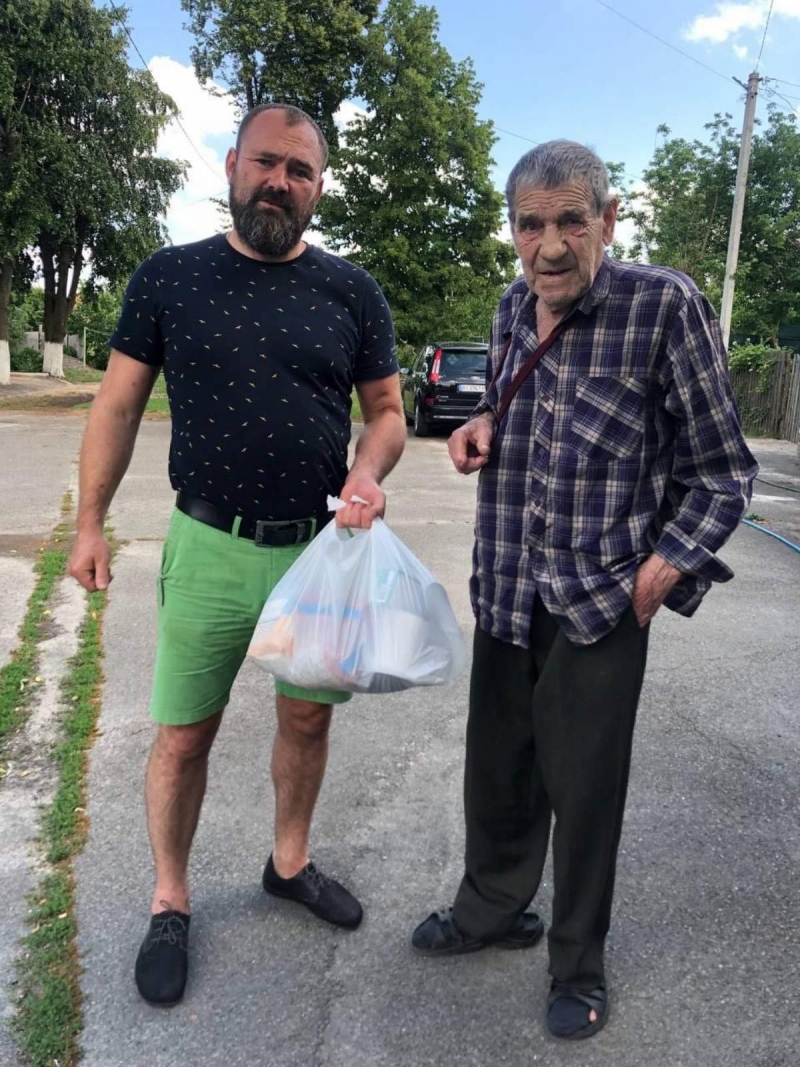 14.06.2024 Продовжуємо робити добрі справи, громадський дипломат ГО &laquo;Міжнародна дипломатична місія &laquo;ОБСЕ&raquo; Сергій Дацюк та волонтер Олександр Пілкін роздають продукти харчування людям похилого віку.