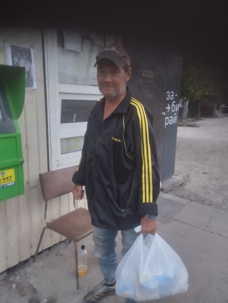 31.08.2024 Продовжуємо робити добрі справи!  Заступник голови правління (громадський дипломат) ГО &laquo; Міжнародна Дипломатична місія &laquo;ОБСЕ&raquo; Володимир Загоруйко передав продукти харчування переселенцям з міста Шостки, Сумської області.
