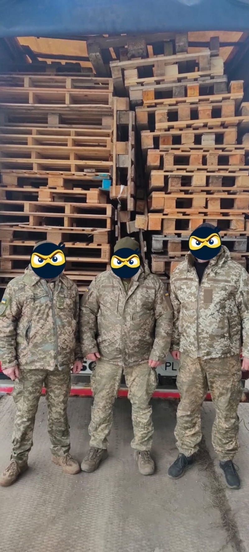 17.01.2025 Продовжуємо робити добрі справи, громадські дипломати ГО &laquo;Міжнародна дипломатична місія &laquo;ОБСЕ&raquo; Дмитро Луптаков, Ігор Калісецкий Андрій Сербін передали нашим захисникам фуру піддонів.