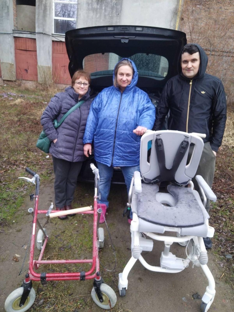16.03.2025 Продовжуємо робити добрі справи!  Член правління (громадський дипломат) ГО &laquo; Міжнародна Дипломатична місія &laquo;ОБСЕ&raquo; Самсон Загоруйко передав хворій людині похилого віку ходунки та крісло-каталку із санітарним обладнанням.