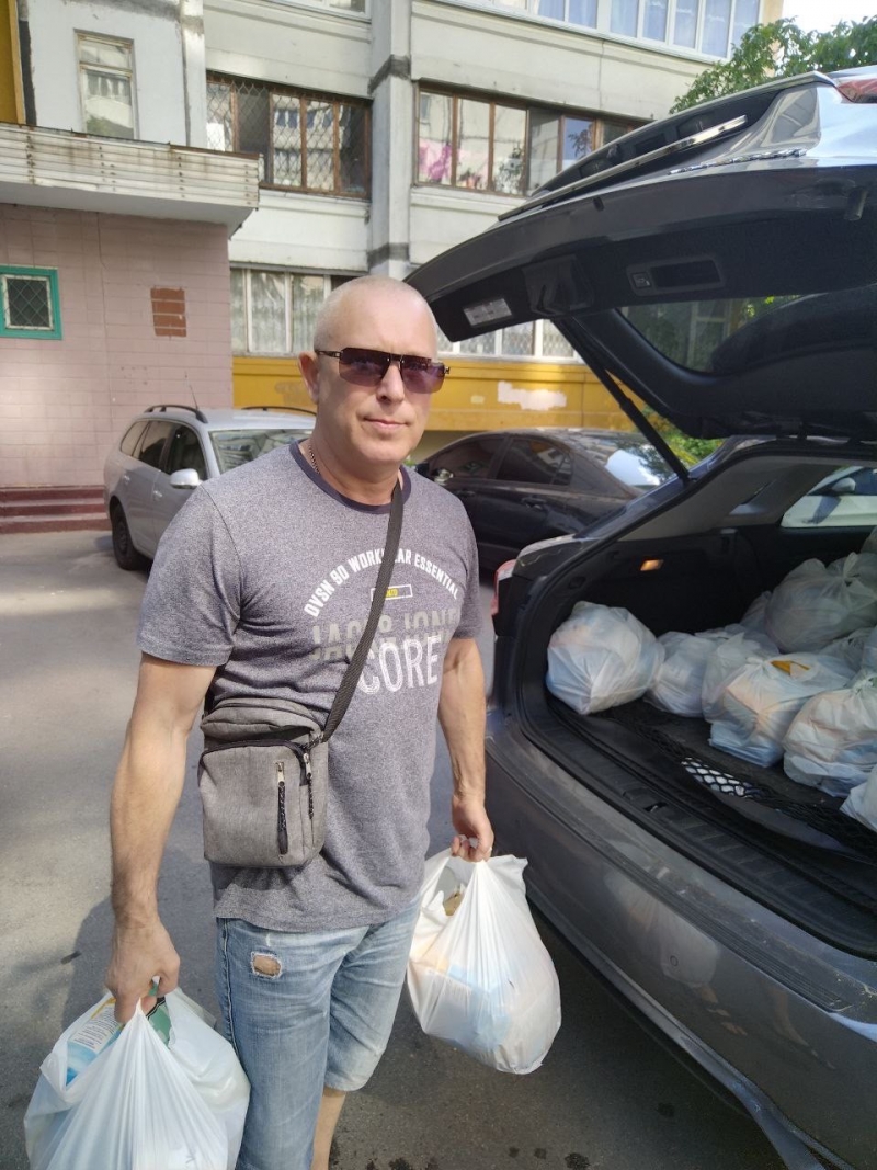 8.06.2024 Продовжуємо робити добрі справи, громадський дипломат ГО &laquo;Міжнародна дипломатична місія &laquo;ОБСЕ&raquo; Сергій Дацюк передає Киянкам які мешкають на Теремках 1 продукти харчування.